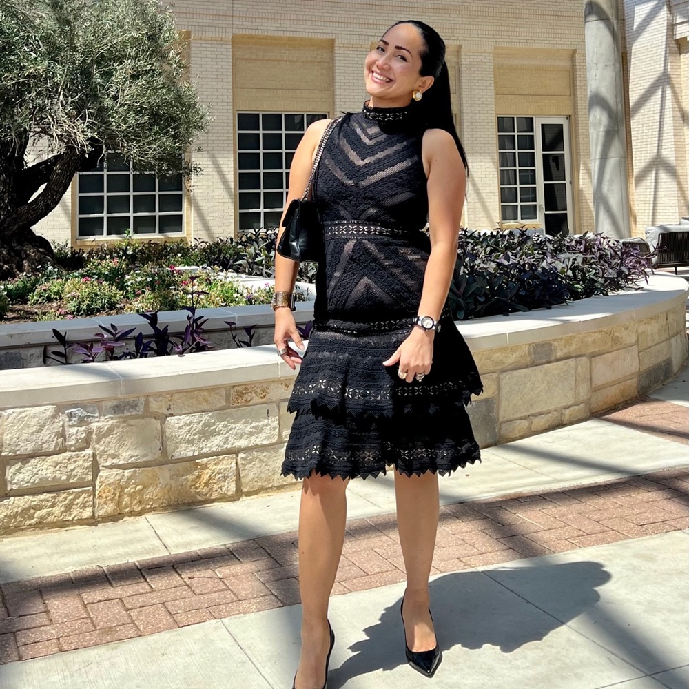 ALICE + OLIVIA - beautiful lace dress.  Super sexy, stunning!🤩🤩🤩